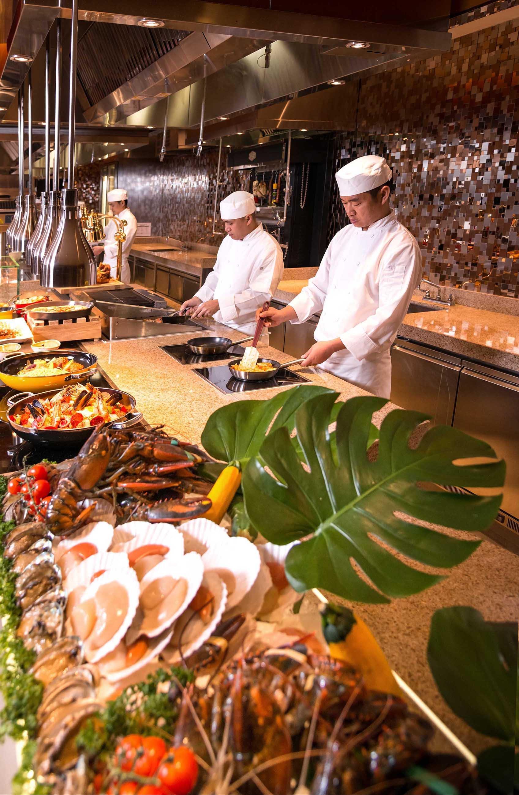 Hotel Crowne Plaza Macau By Ihg Exteriér fotografie A live kitchen at a hotel
