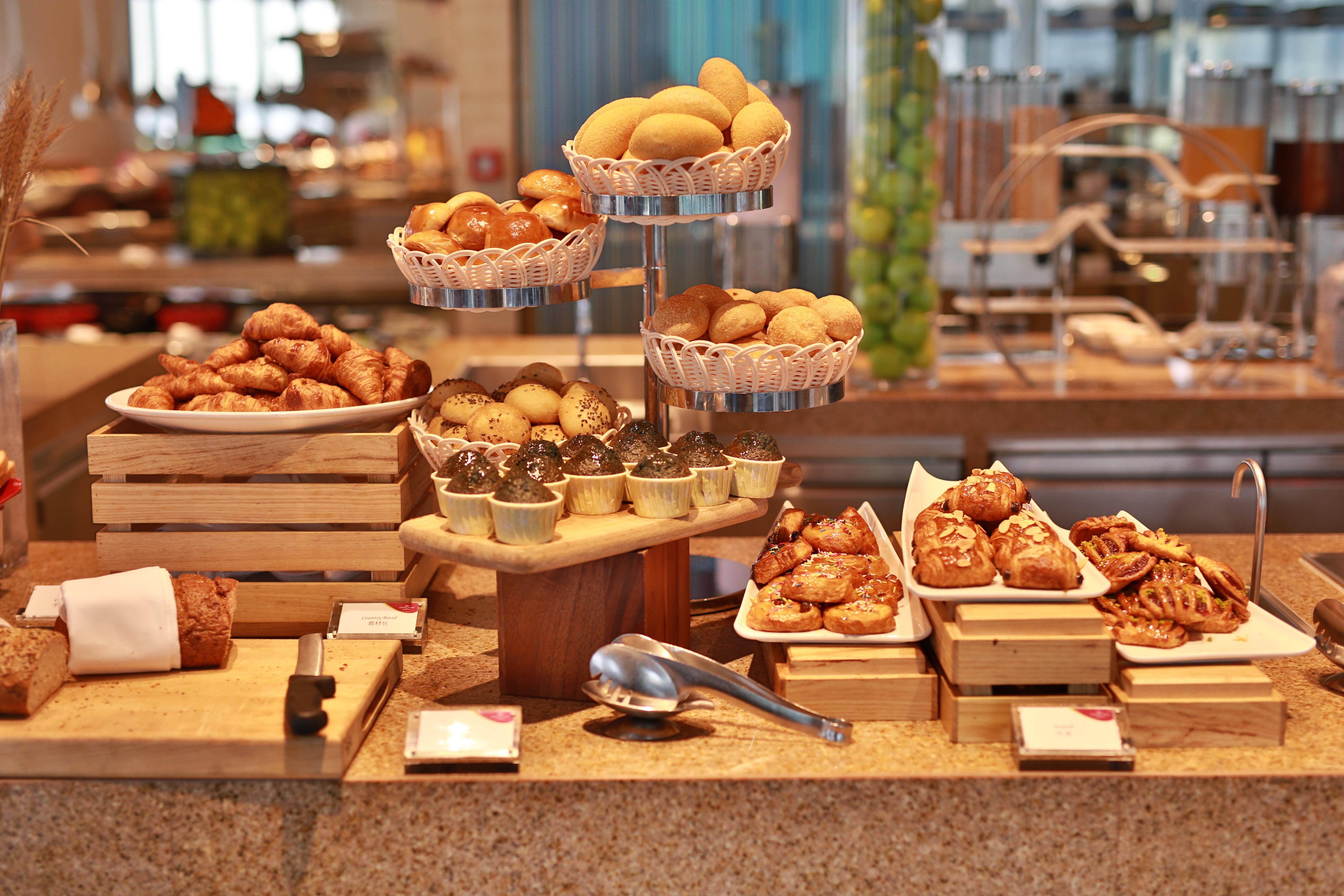 Hotel Crowne Plaza Macau By Ihg Exteriér fotografie A buffet of pastries