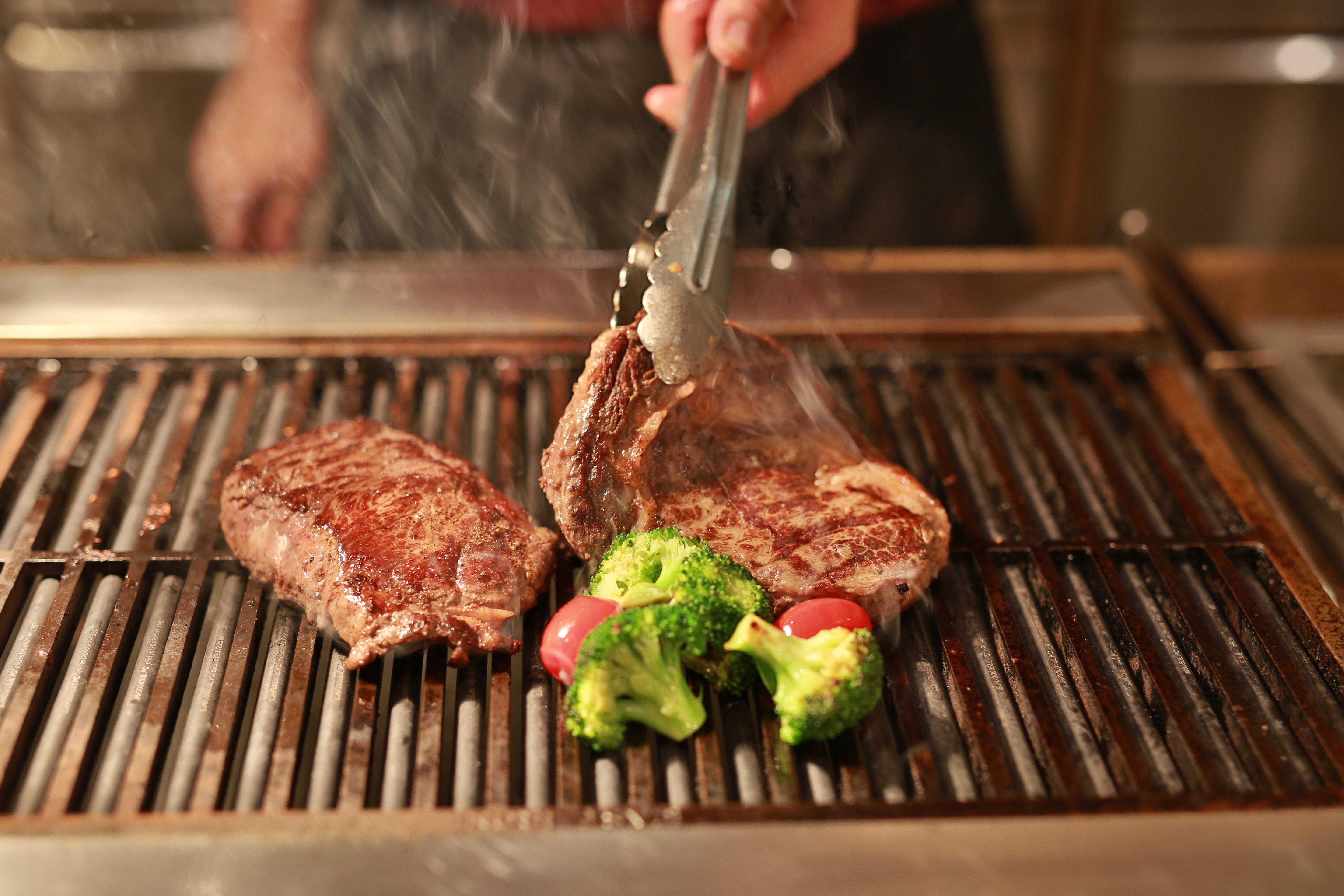 Hotel Crowne Plaza Macau By Ihg Exteriér fotografie A steak being grilled