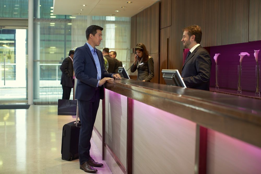 Hotel Crowne Plaza Macau By Ihg Exteriér fotografie A hotel receptionist