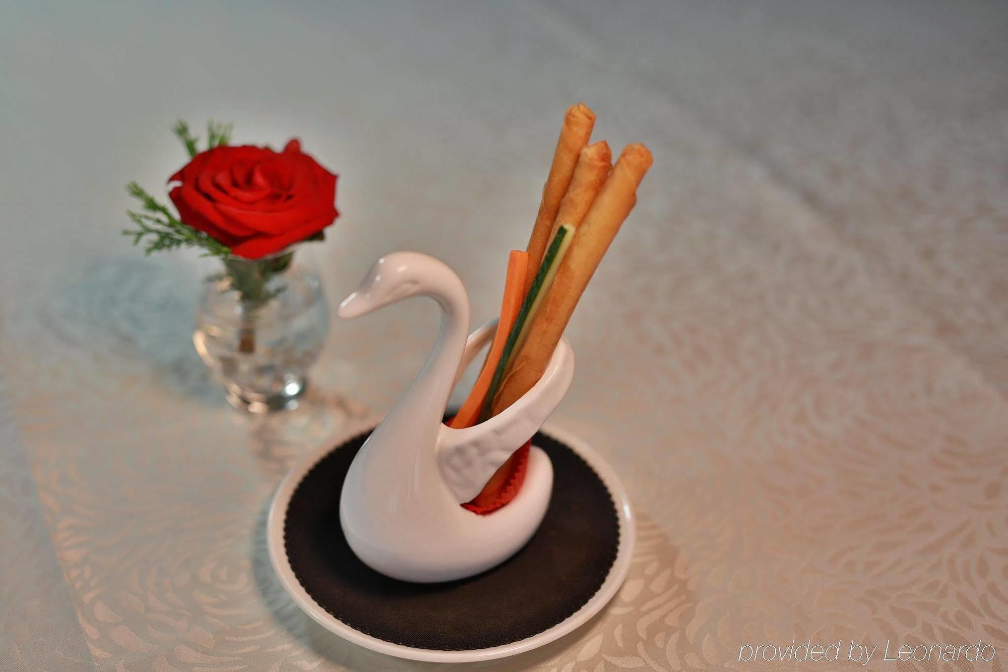Hotel Crowne Plaza Macau By Ihg Exteriér fotografie A swan-shaped chopstick holder