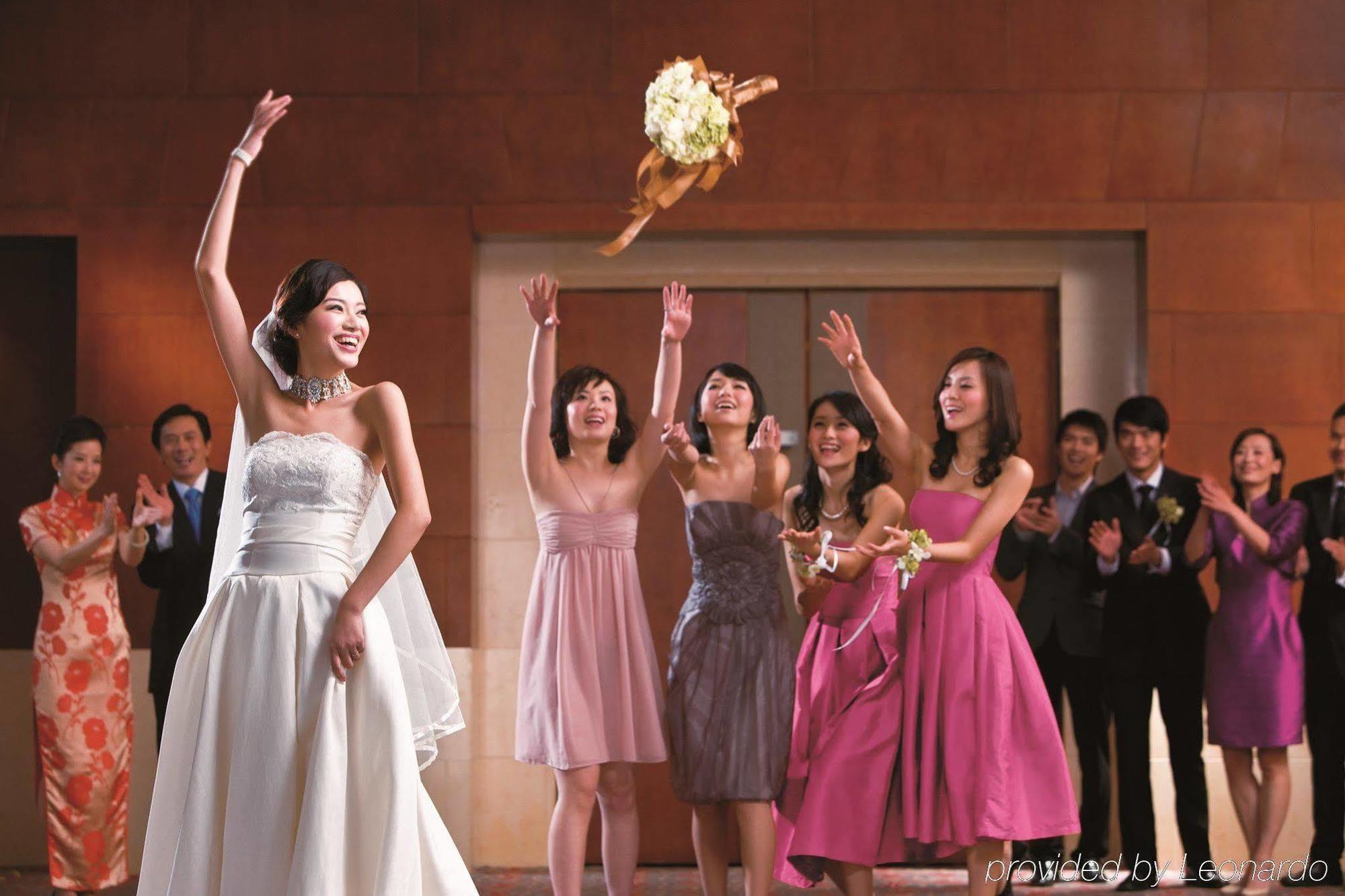 Hotel Crowne Plaza Macau By Ihg Exteriér fotografie A bride throwing her bouquet